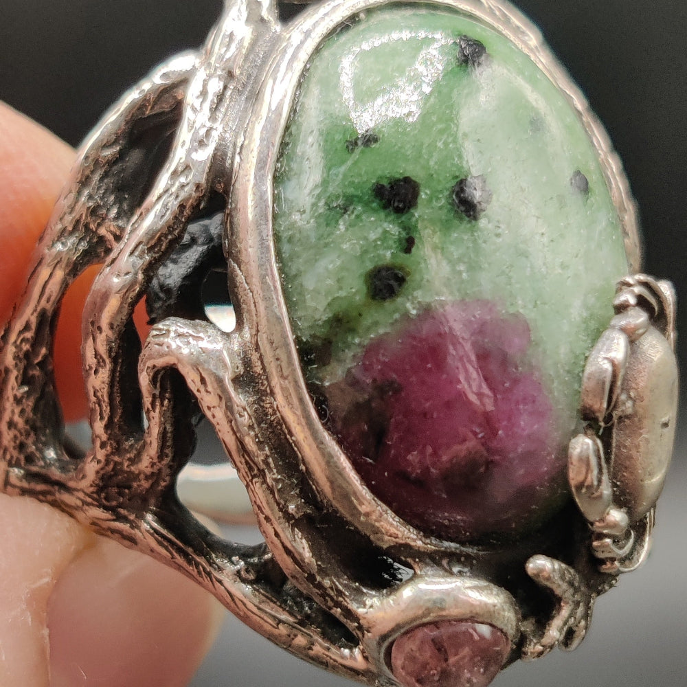 Anillo en plata y zoisita con rubí