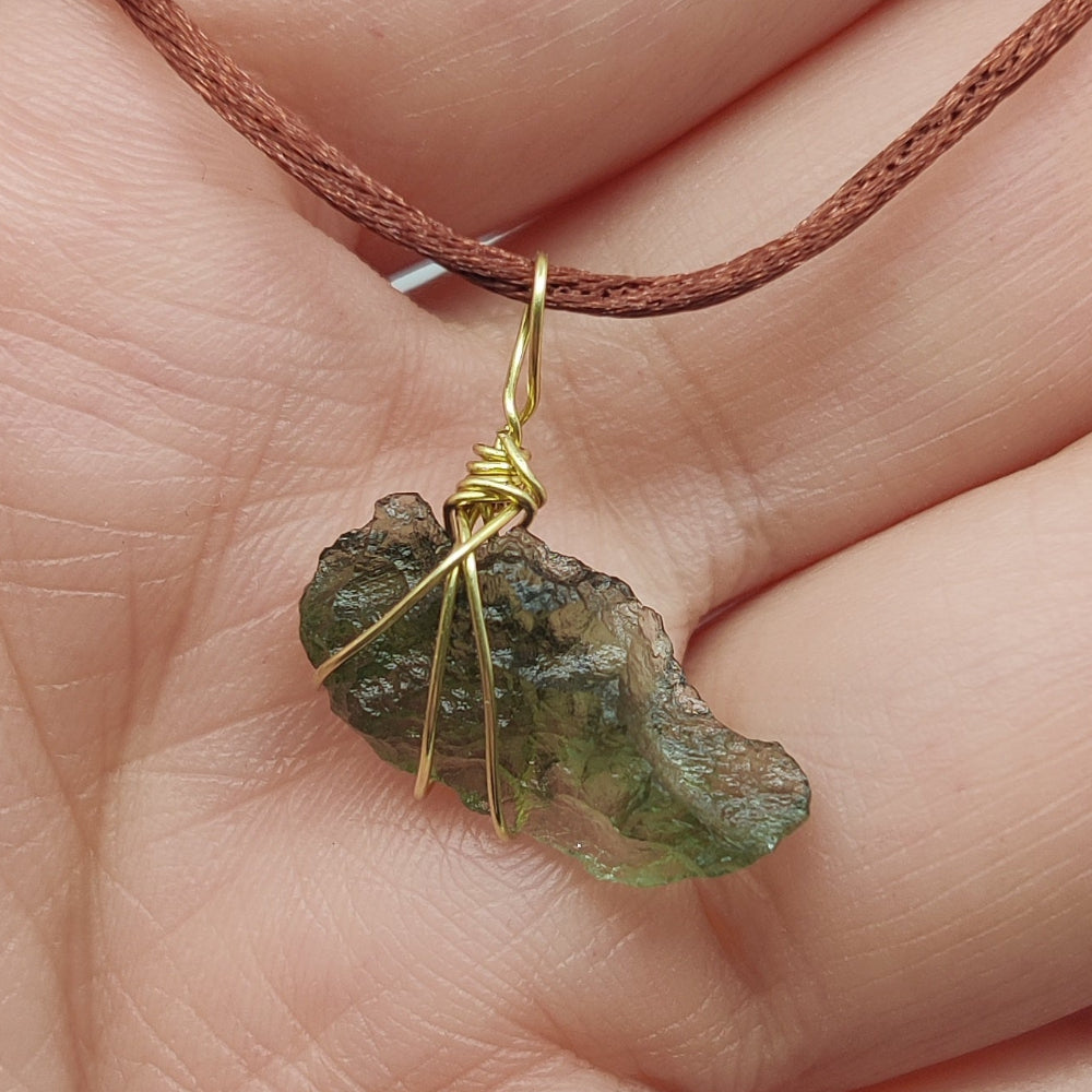 Moldavita colgante (Tectita)