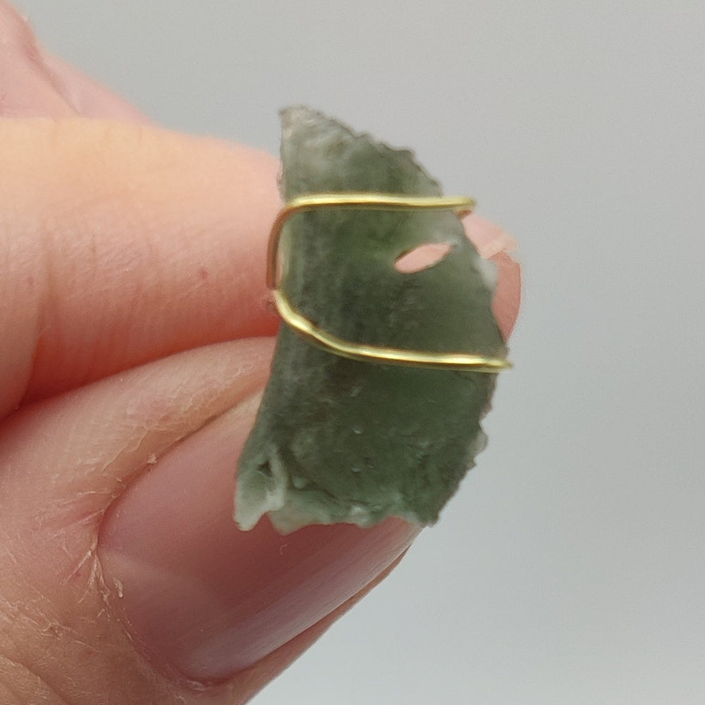 Moldavita colgante (Tectita)