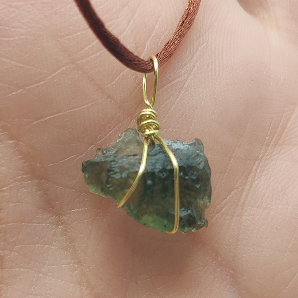 Moldavita colgante (Tectita)