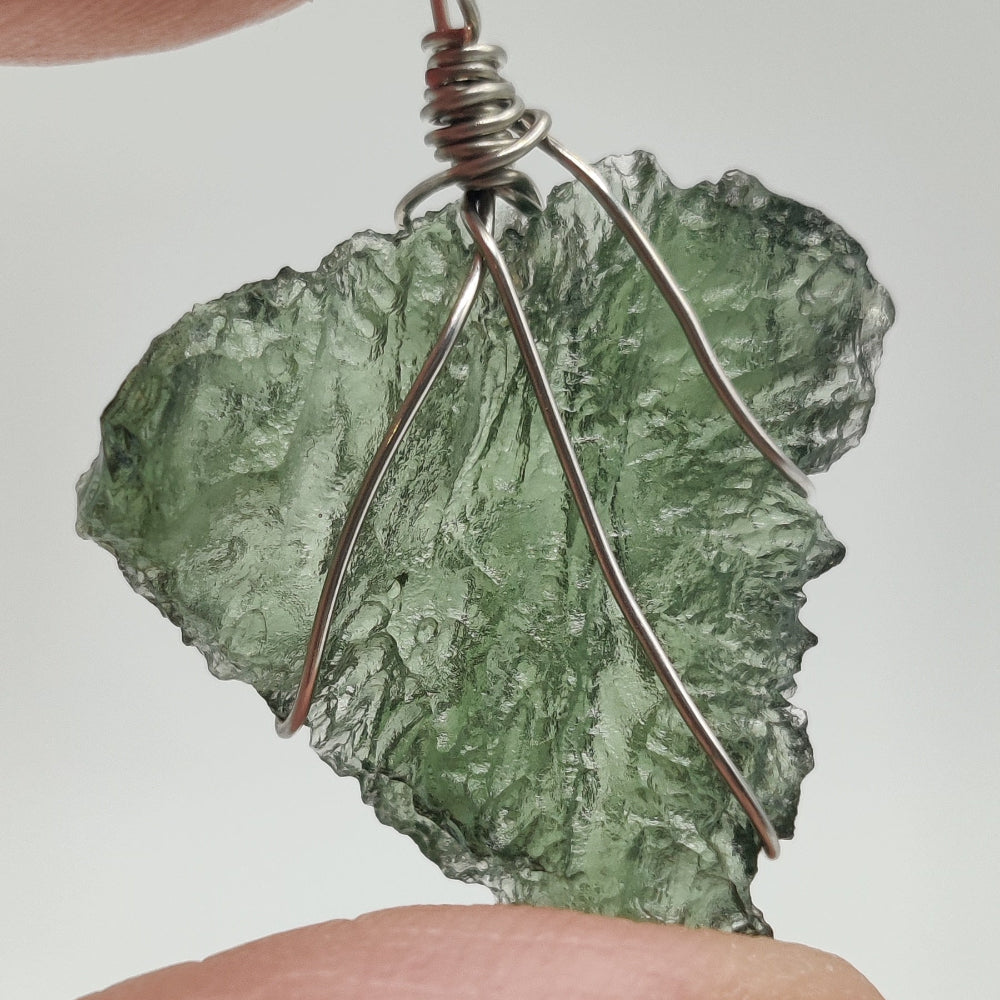 Moldavita colgante (Tectita)