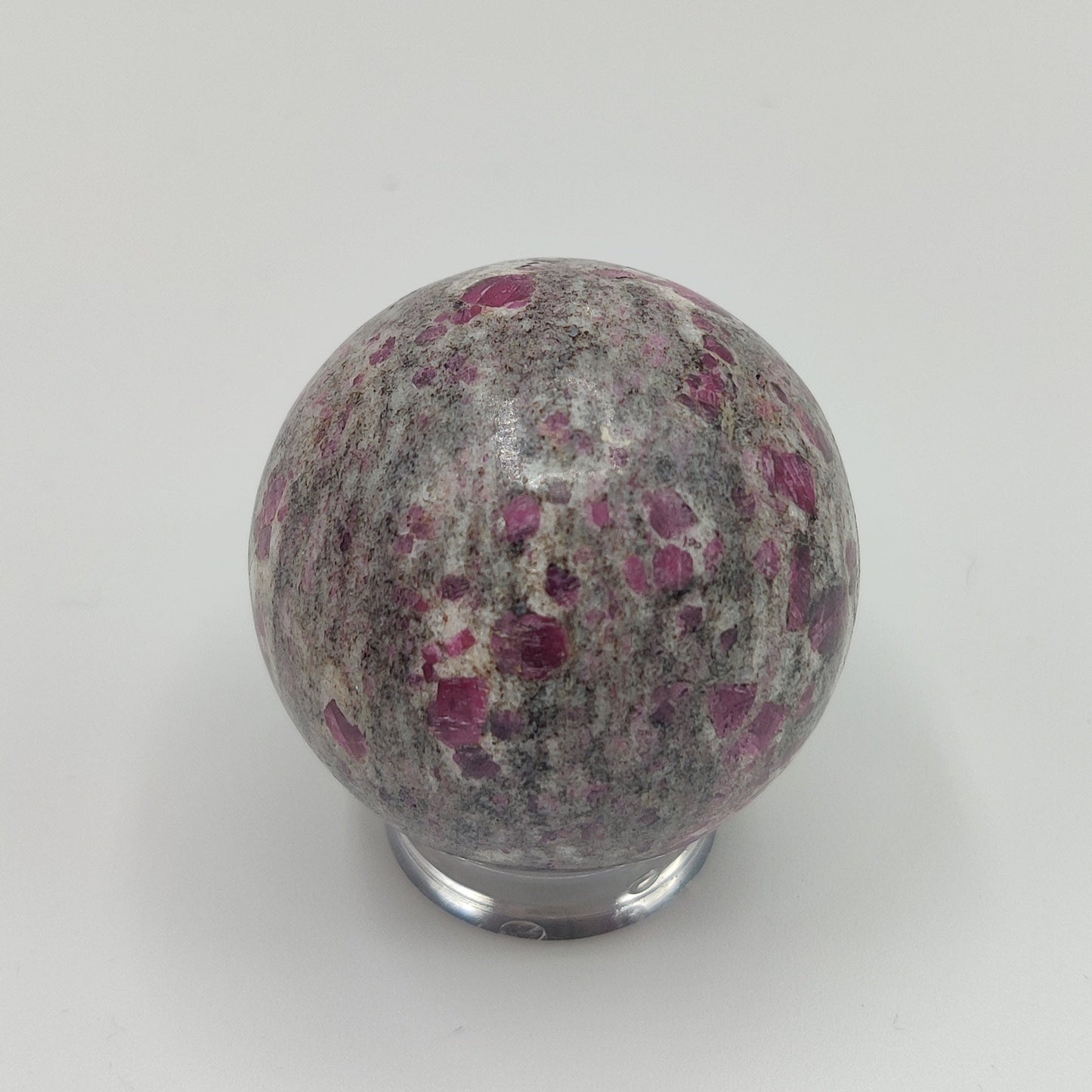 Esfera de rubíes en matriz