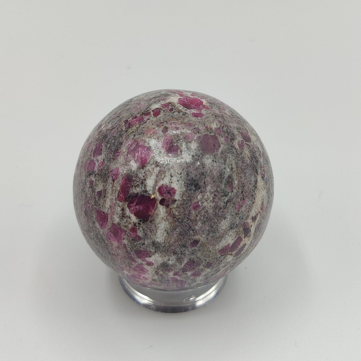 Esfera de rubíes en matriz