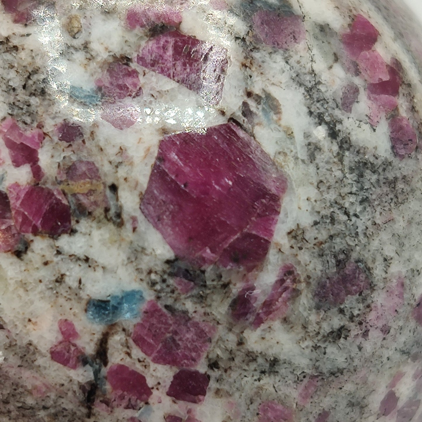 Esfera de rubíes en matriz