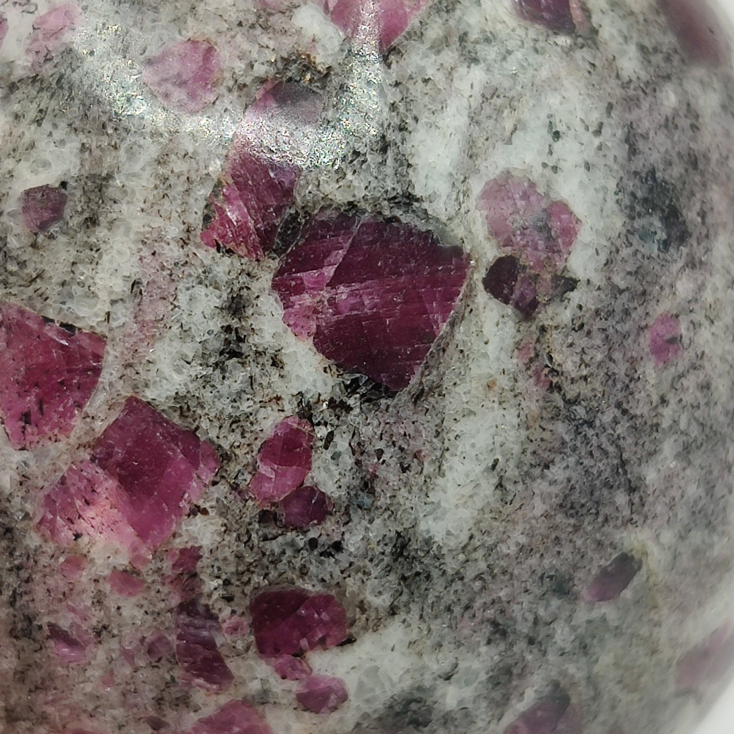 Esfera de rubíes en matriz