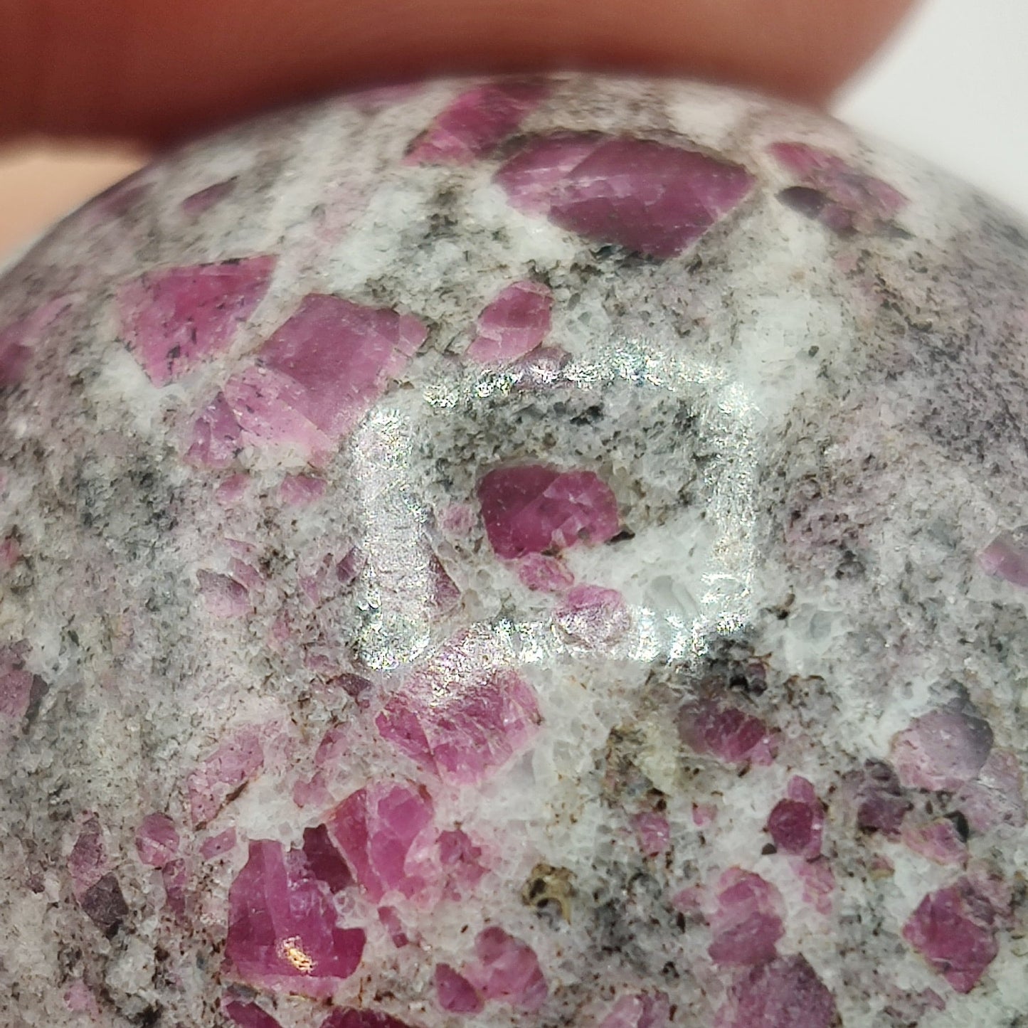 Esfera de rubíes en matriz