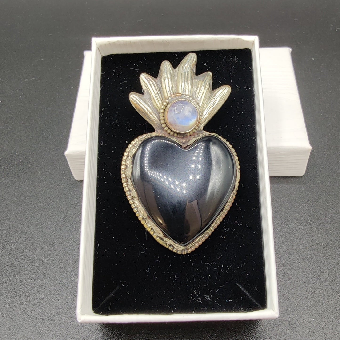 Anillo ónix negro y piedra luna arcoíris