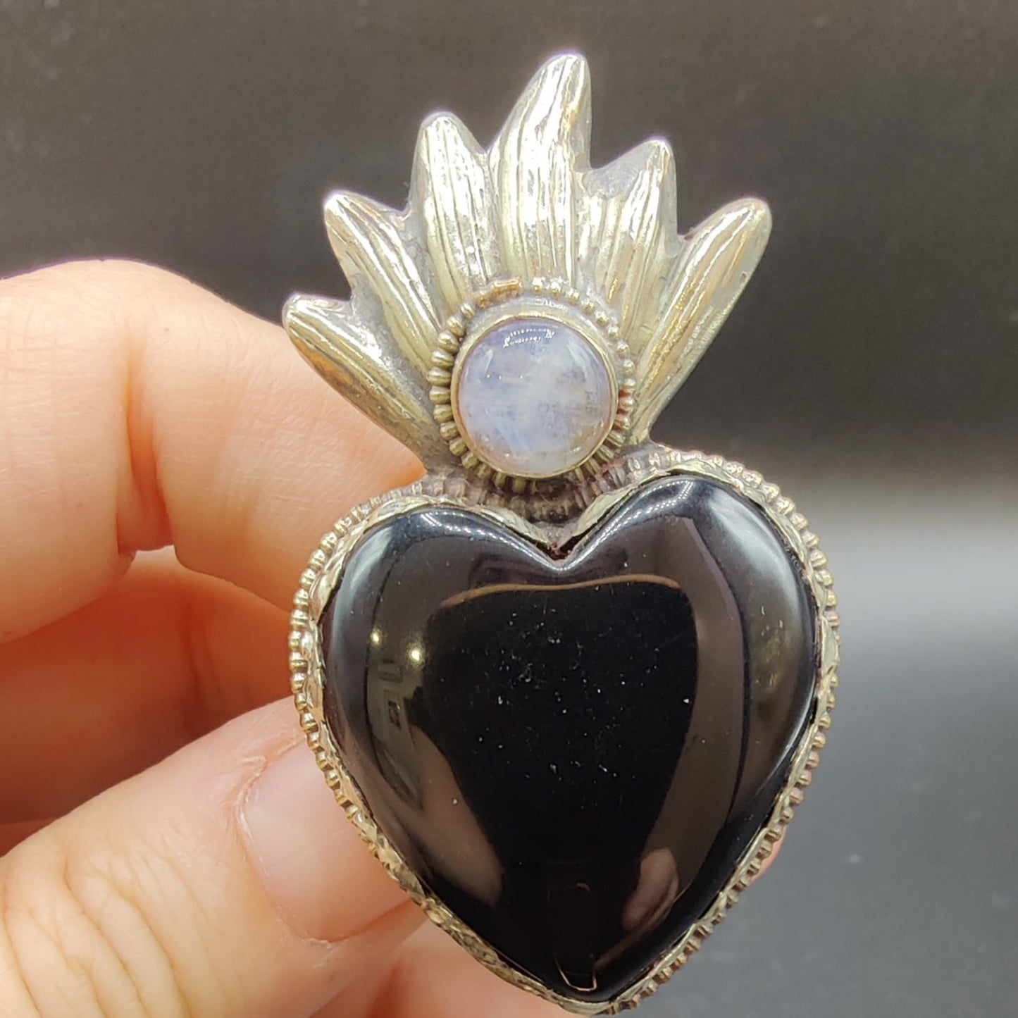 Anillo ónix negro y piedra luna arcoíris