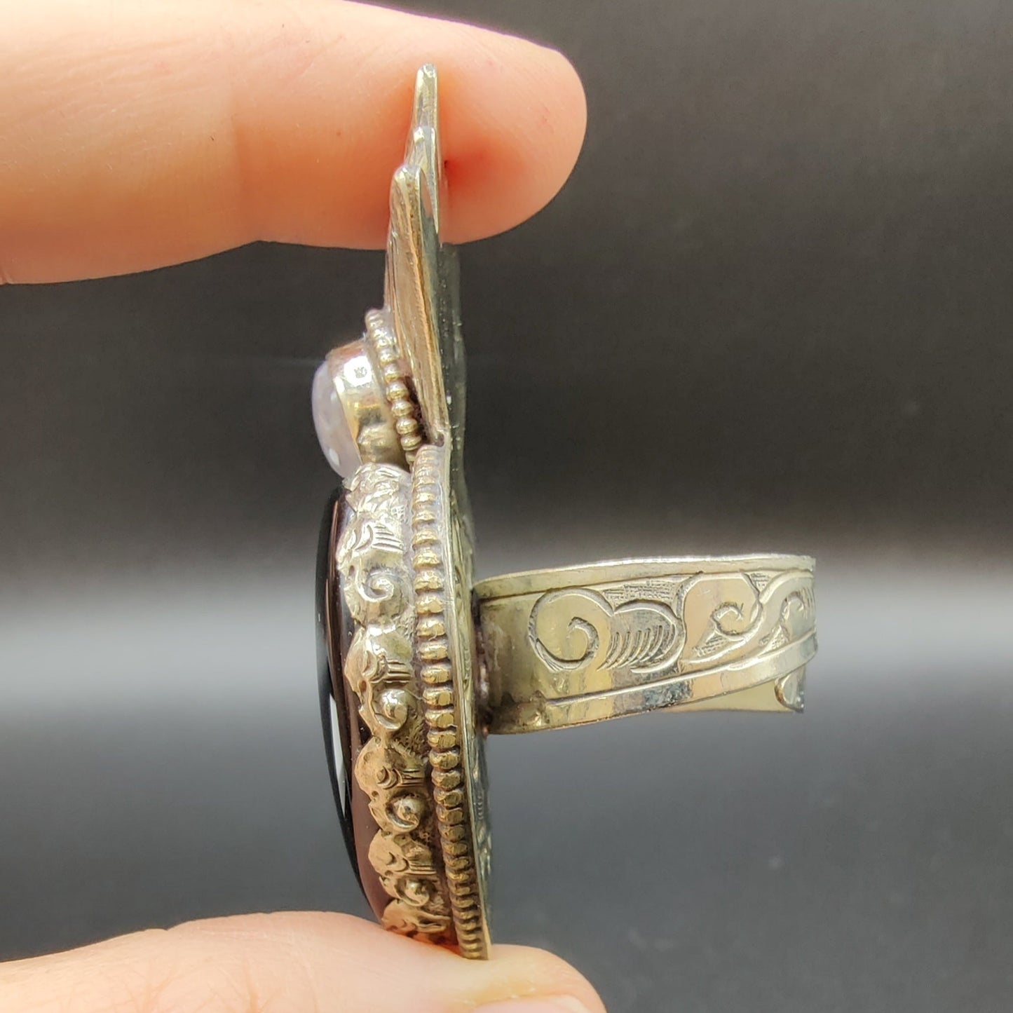 Anillo ónix negro y piedra luna arcoíris