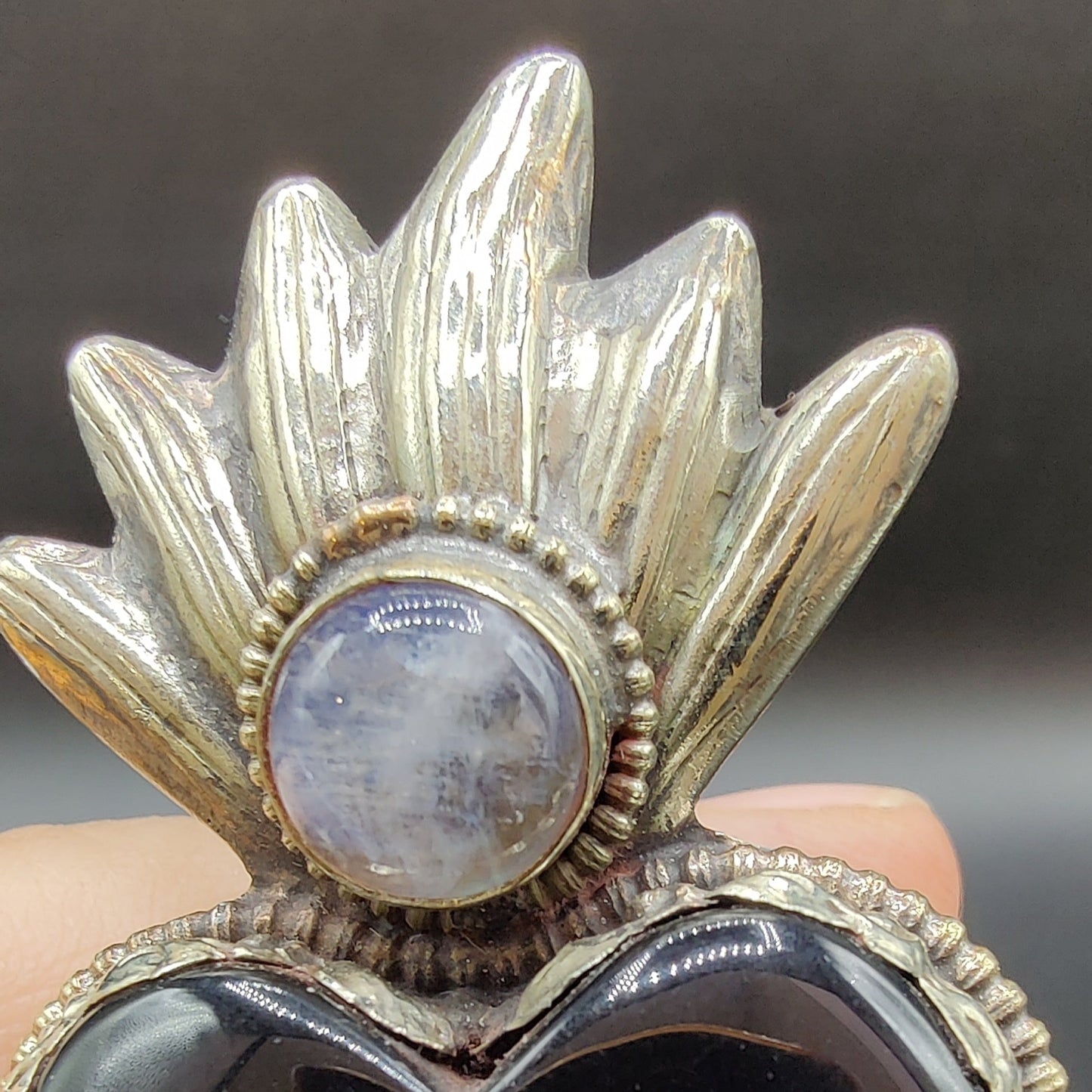 Anillo ónix negro y piedra luna arcoíris