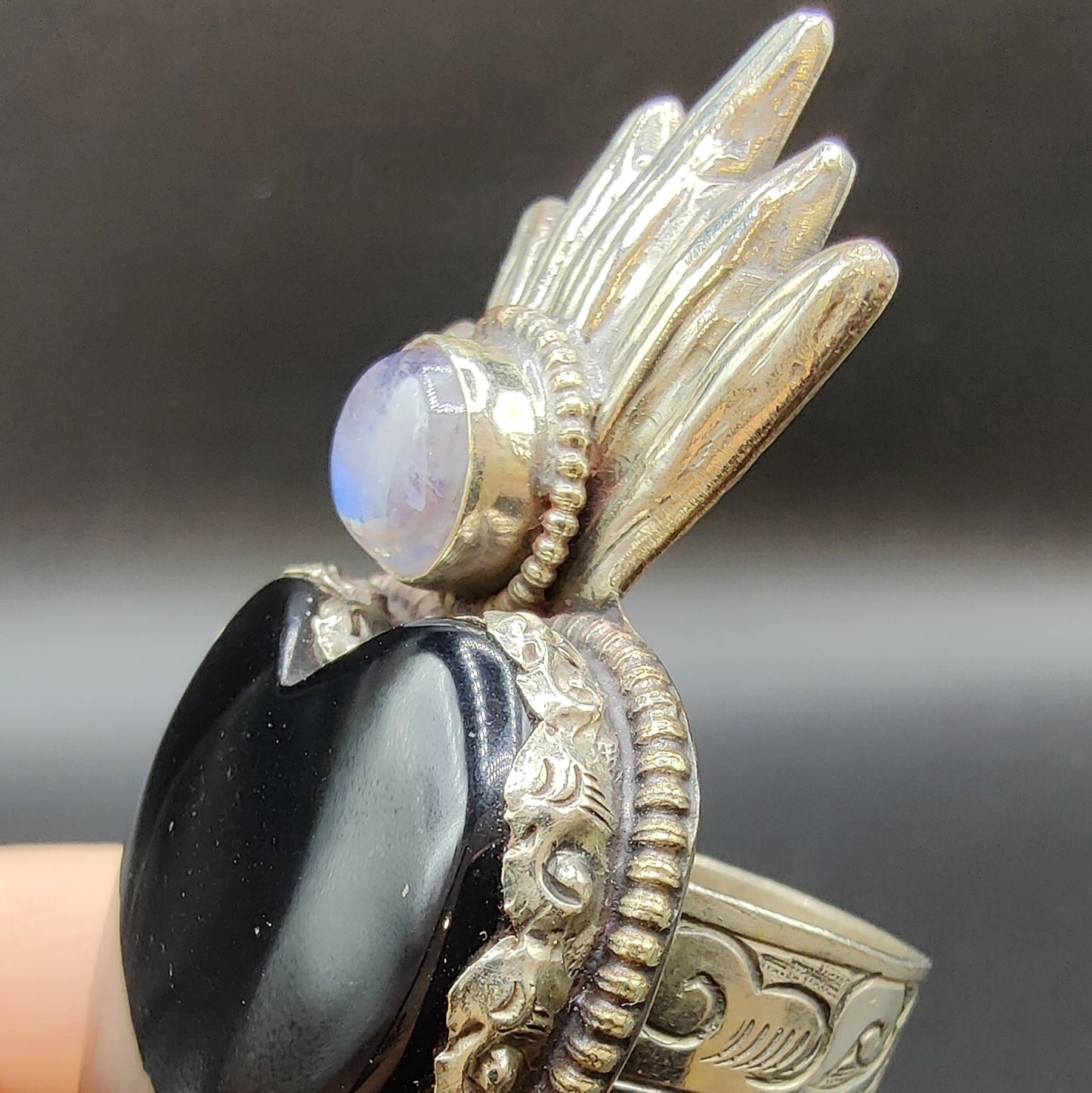 Anillo ónix negro y piedra luna arcoíris
