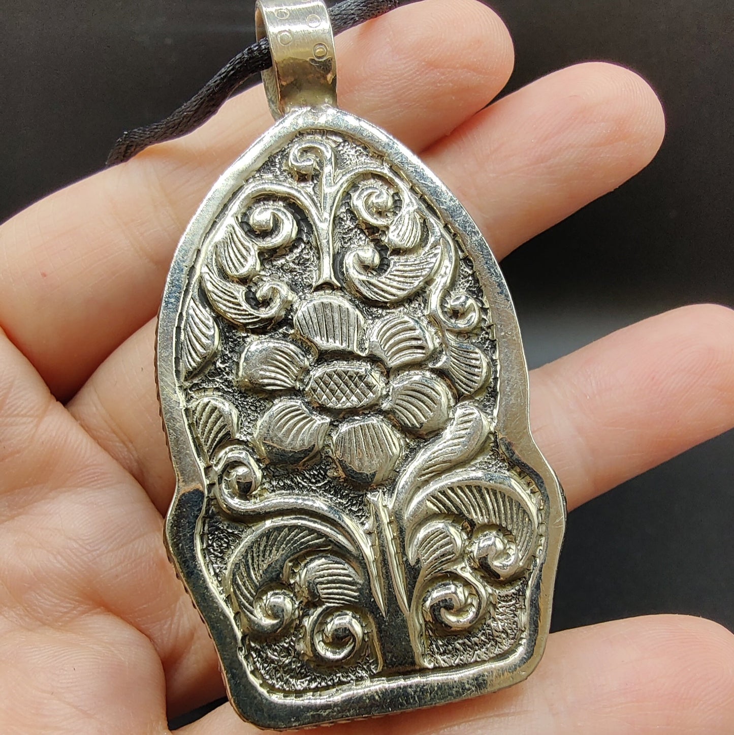 Colgante de Ganesha en labradorita y alpaca