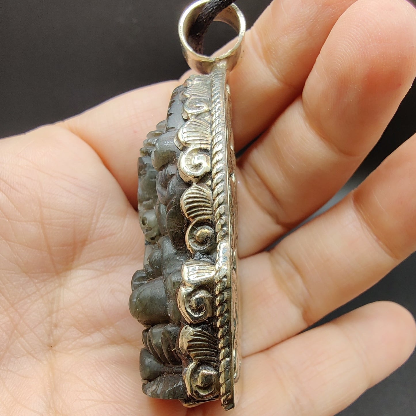 Colgante de Ganesha en labradorita y alpaca