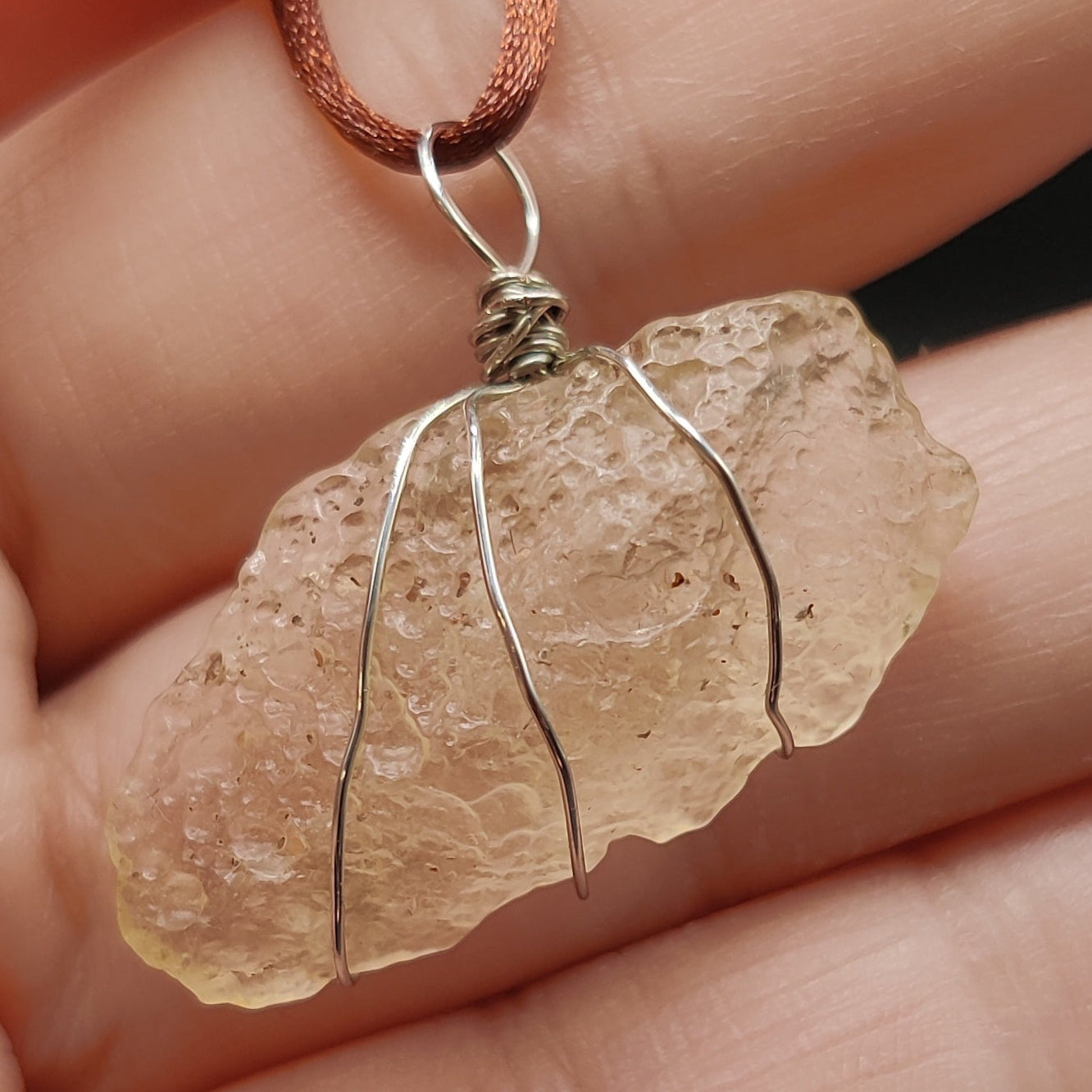 Colgante de cristal líbico (Tectita)