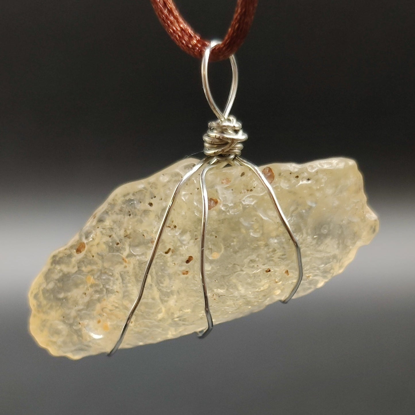 Colgante de cristal líbico (Tectita)