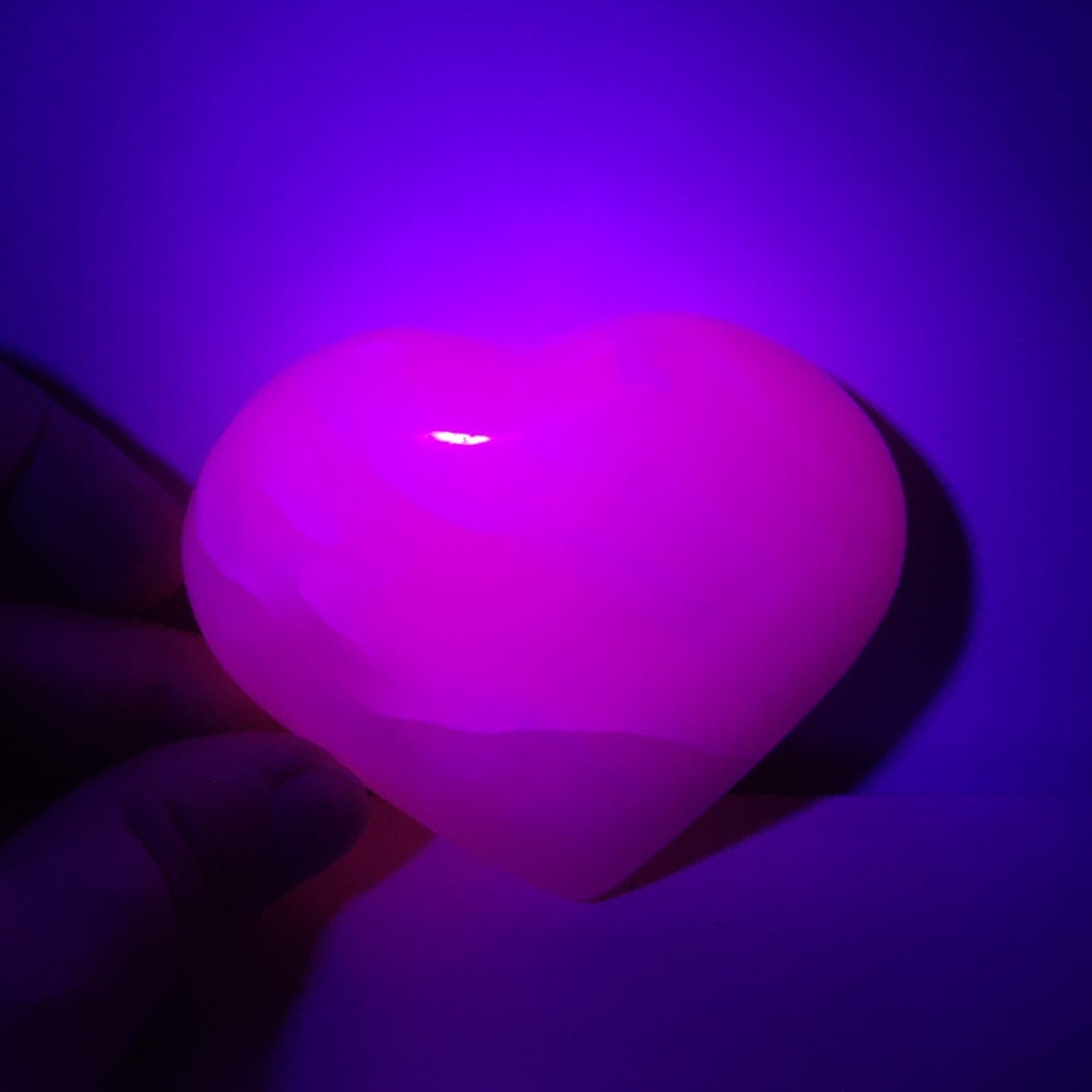 Reacción UV (fotografía tomada a oscuras con luz ultravioleta)