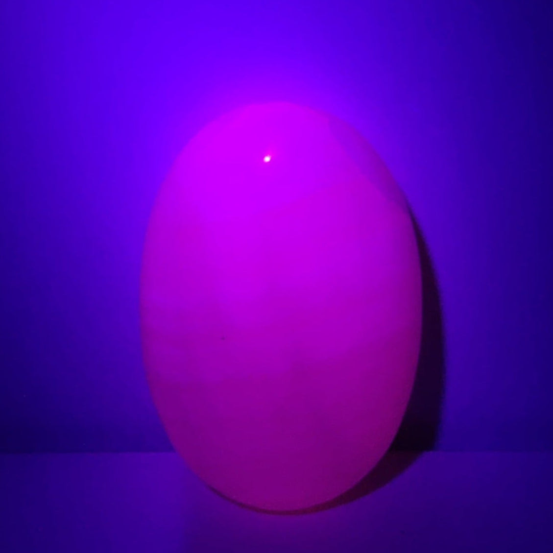 Reacción UV (fotografía tomada a oscuras con luz ultravioleta)