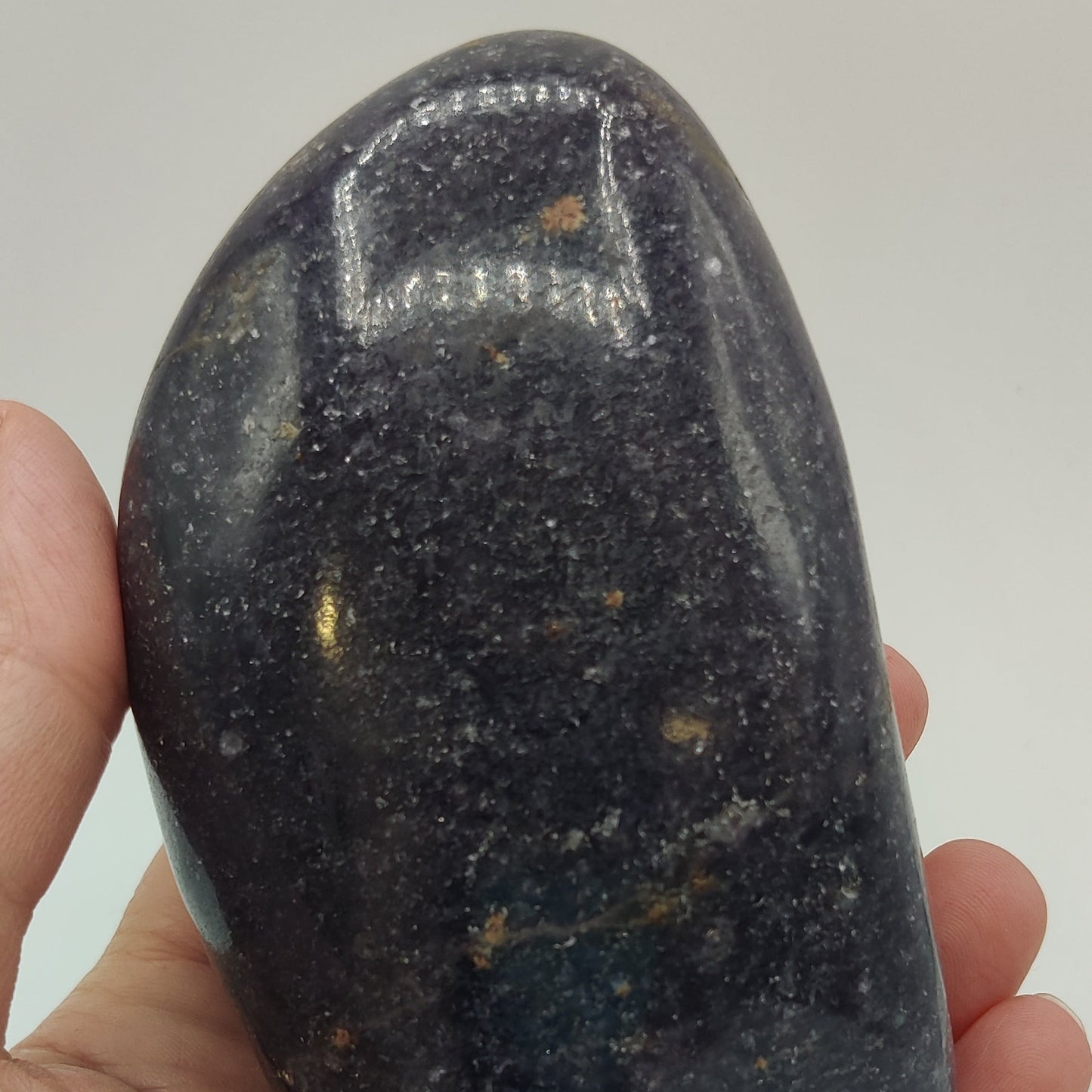 Mica lepidolita pulida