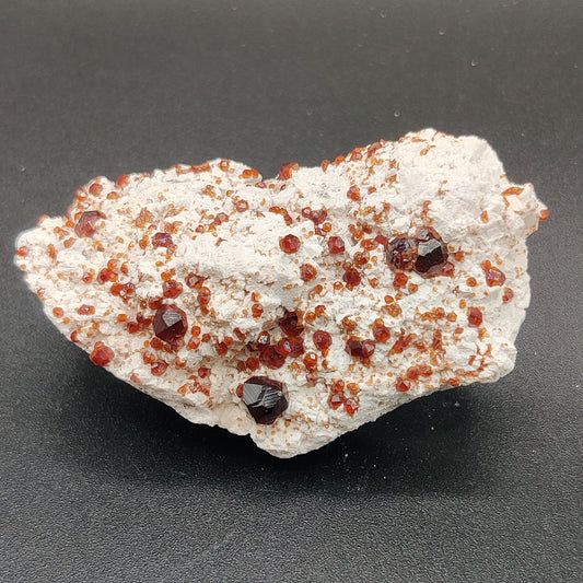 Granate espesartina en matriz