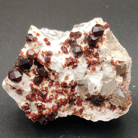 Granate espesartina en matriz