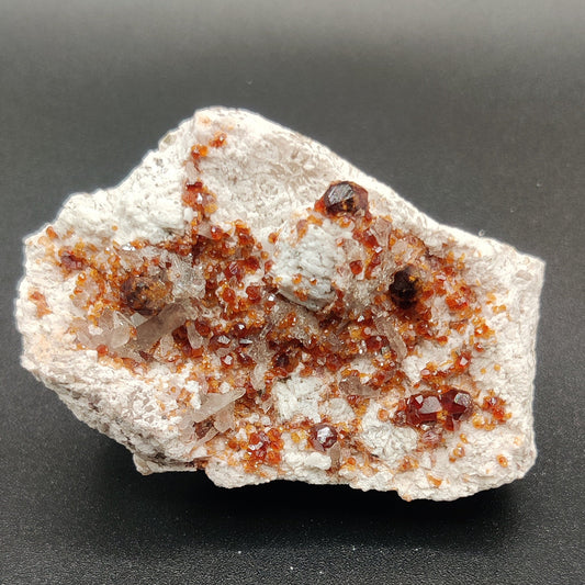 Granate espesartina en matriz