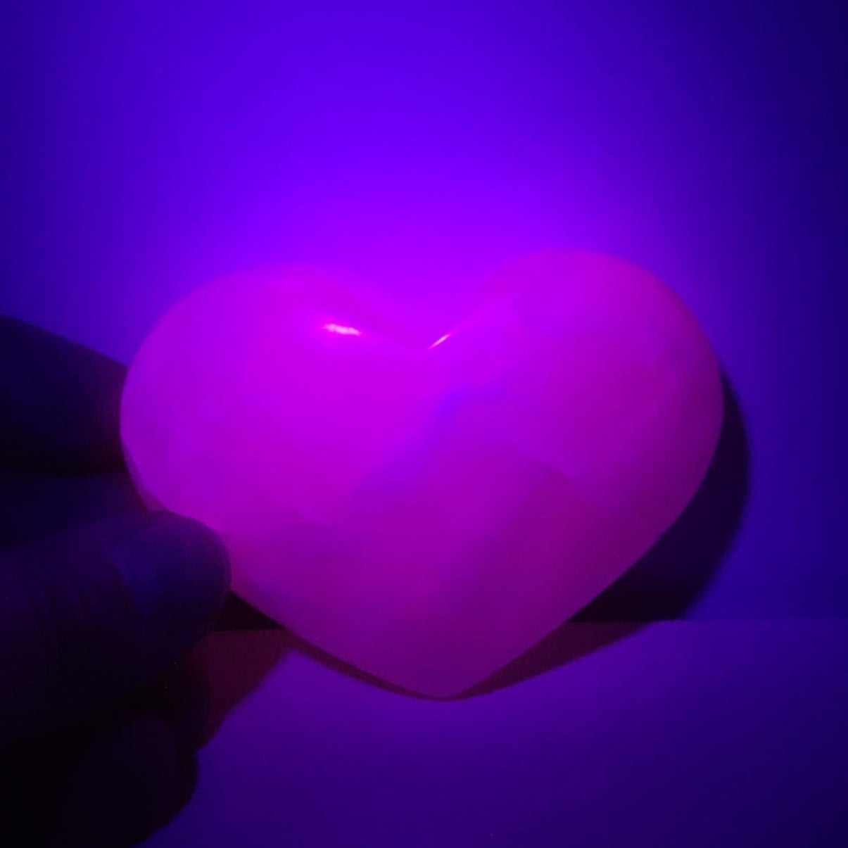 Reacción UV (fotografía tomada a oscuras con luz ultravioleta)