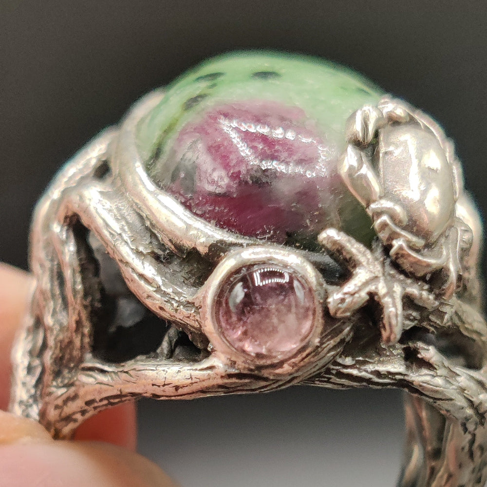 Anillo en plata y zoisita con rubí