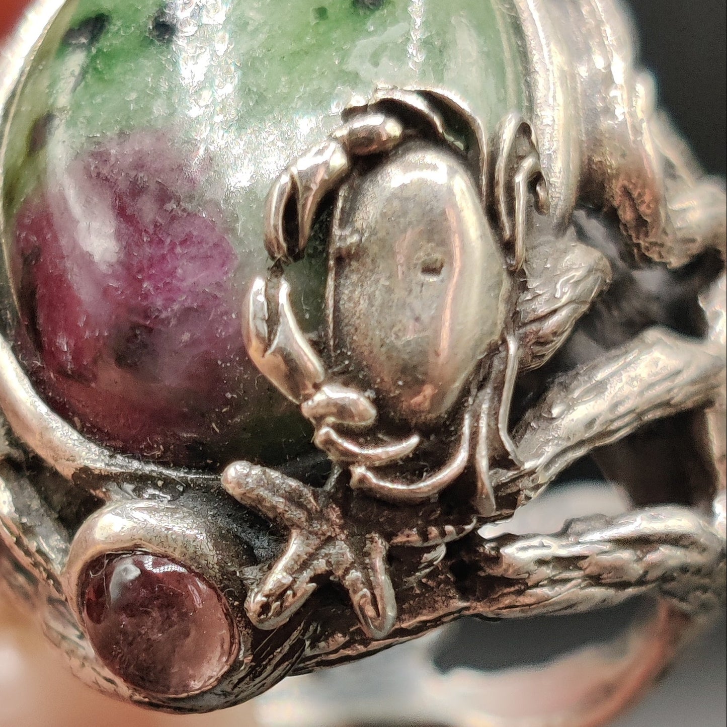 Anillo en plata y zoisita con rubí