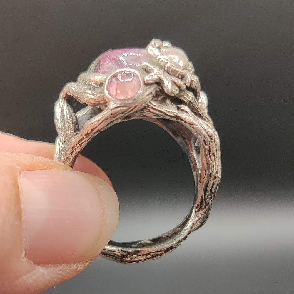 Anillo en plata y zoisita con rubí