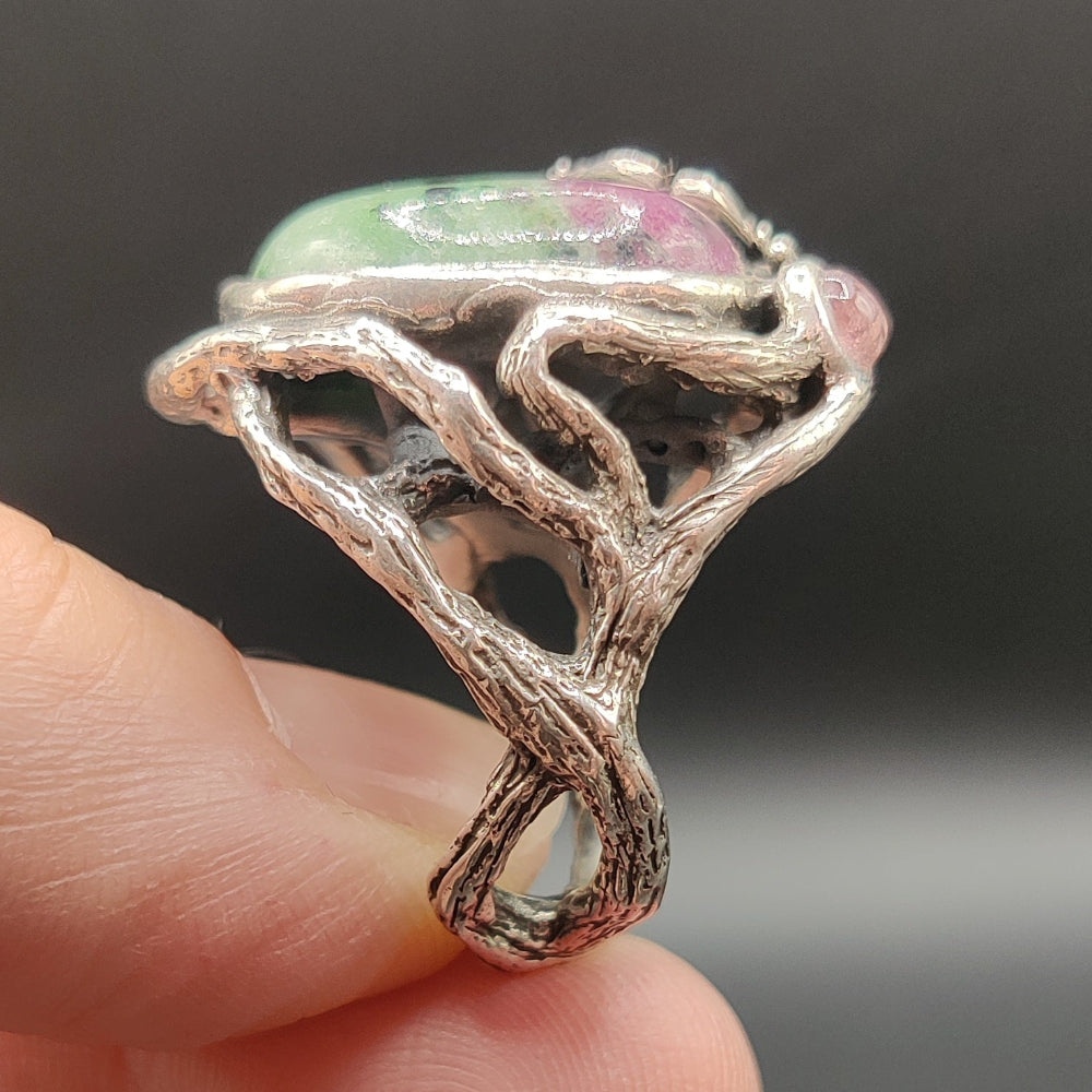 Anillo en plata y zoisita con rubí