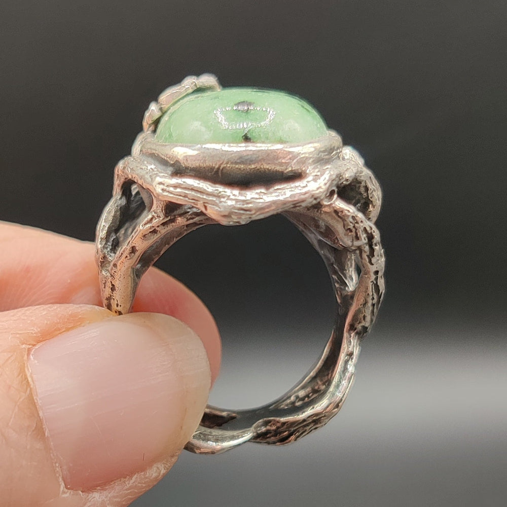Anillo en plata y zoisita con rubí