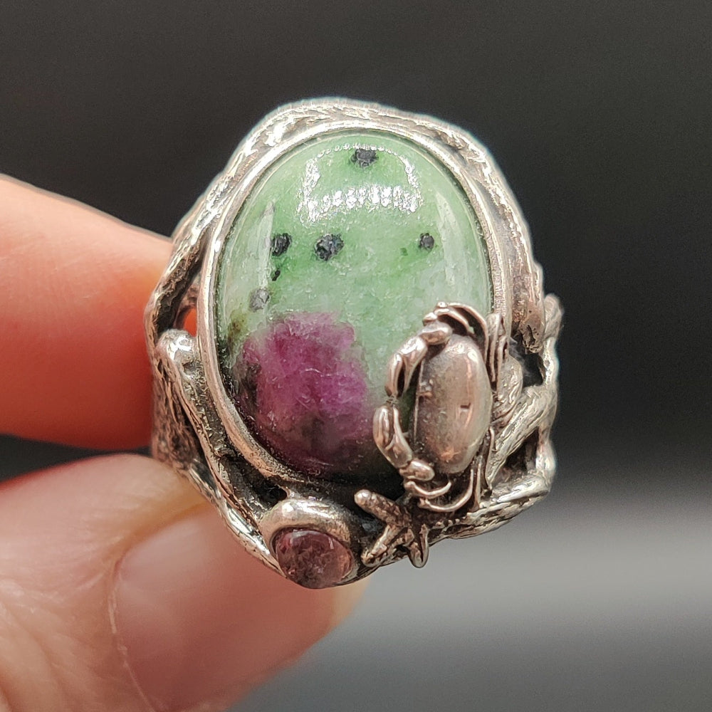 Anillo en plata y zoisita con rubí