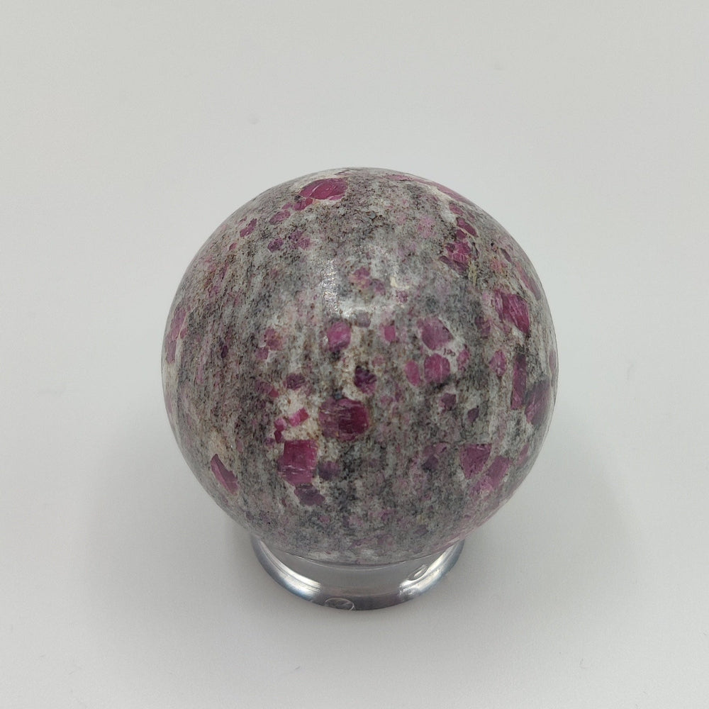 Esfera de rubíes en matriz