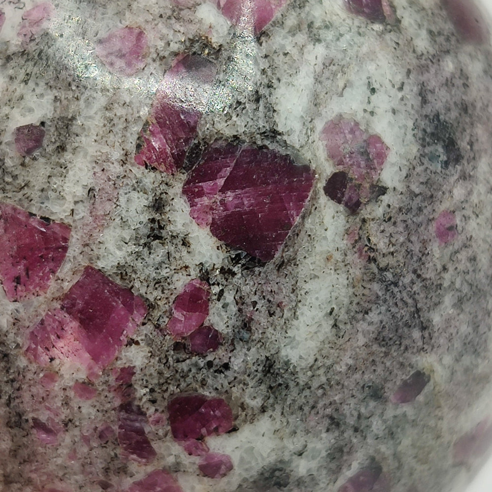 Esfera de rubíes en matriz