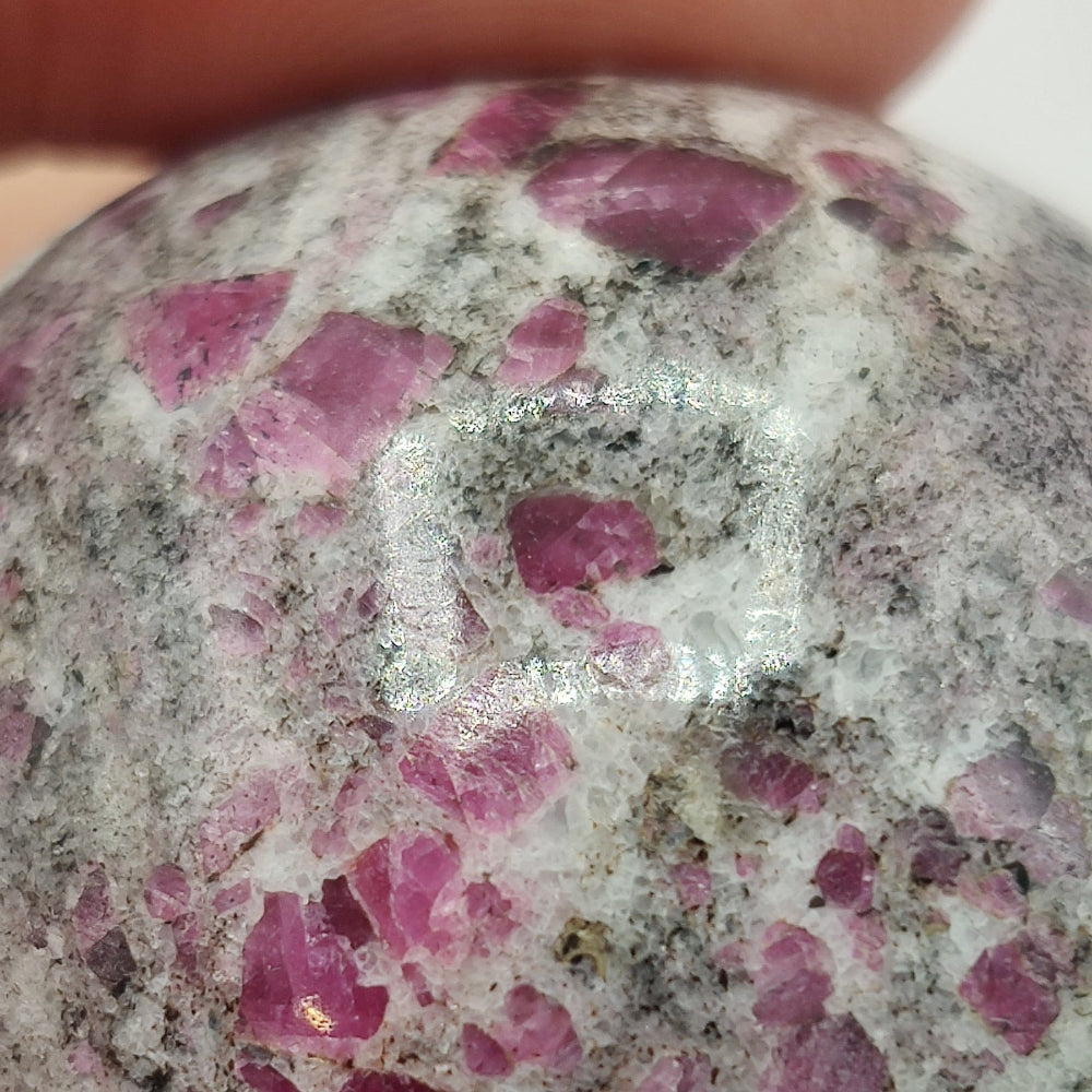 Esfera de rubíes en matriz