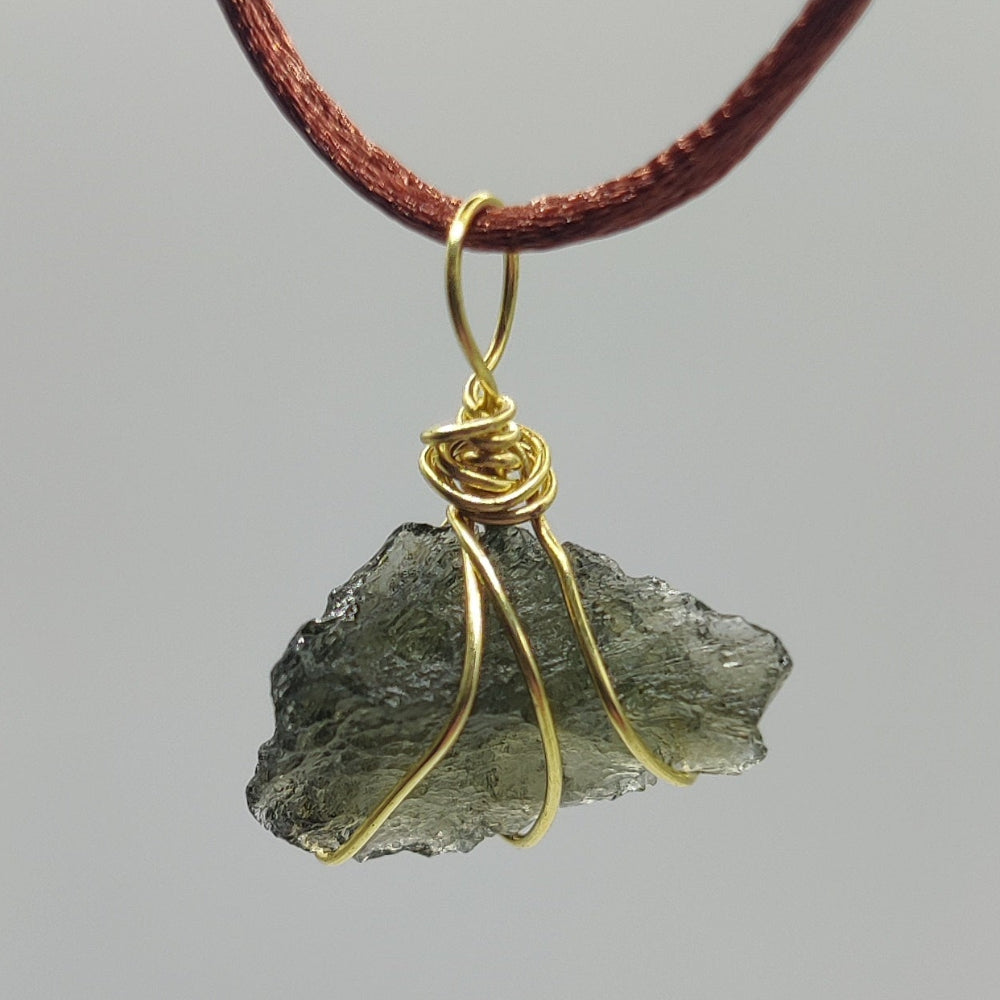 Moldavita colgante (Tectita)