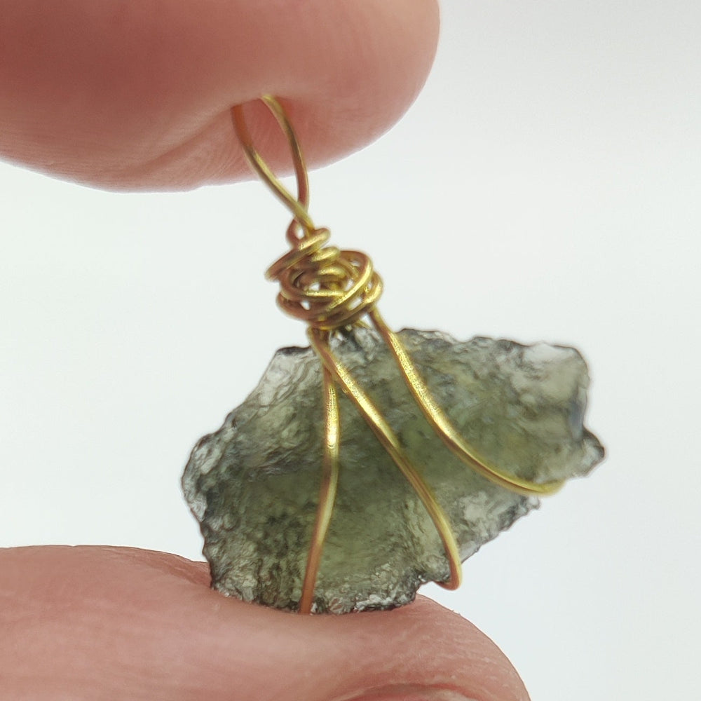 Moldavita colgante (Tectita)