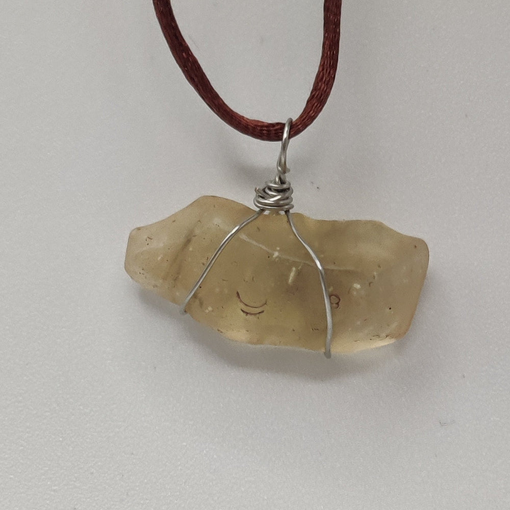 Cristal líbico colgante (Tectita)