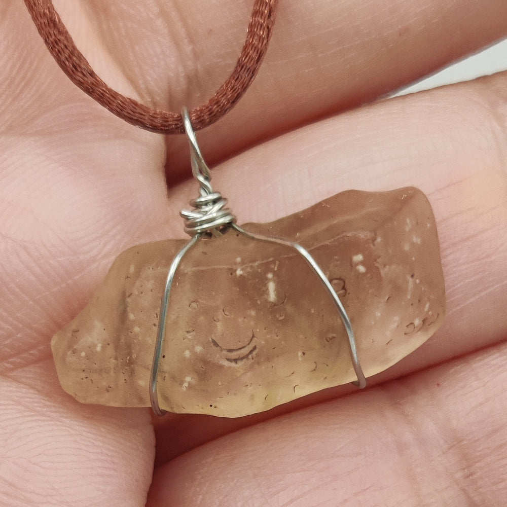 Cristal líbico colgante (Tectita)