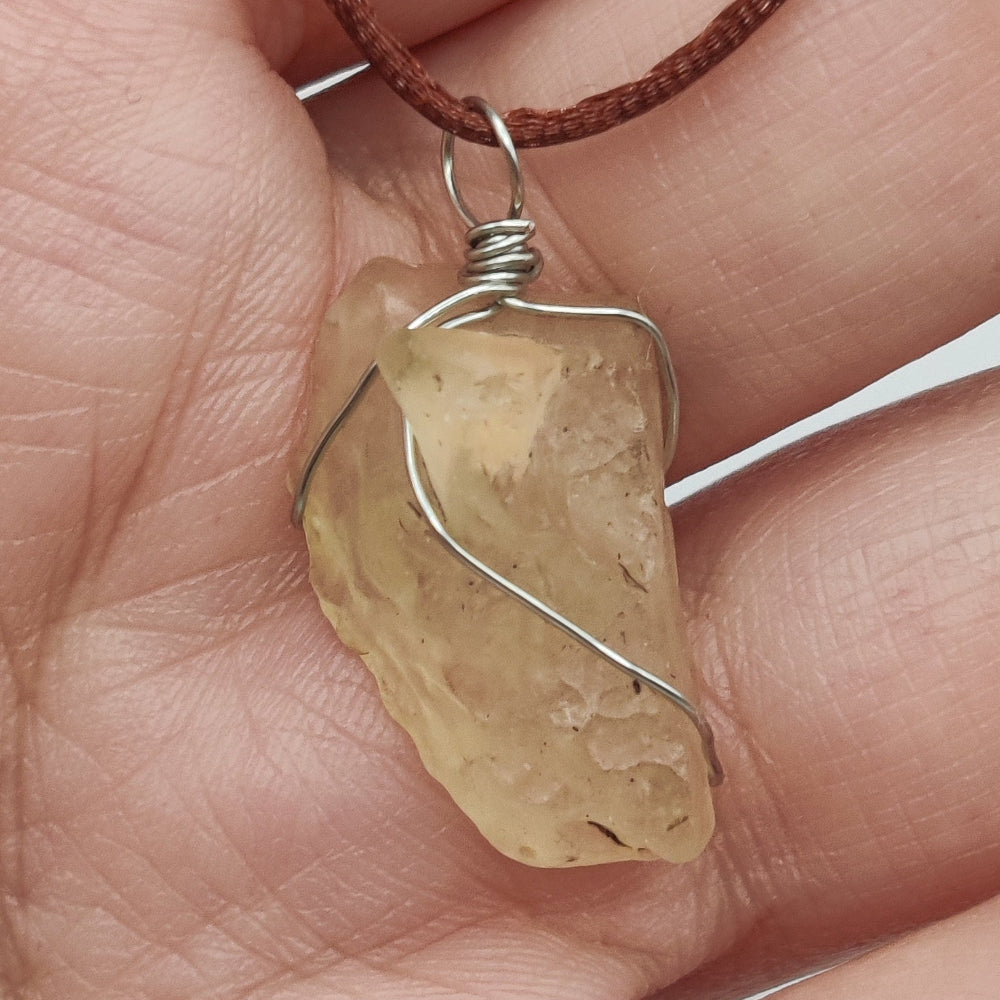 Cristal líbico colgante (Tectita)