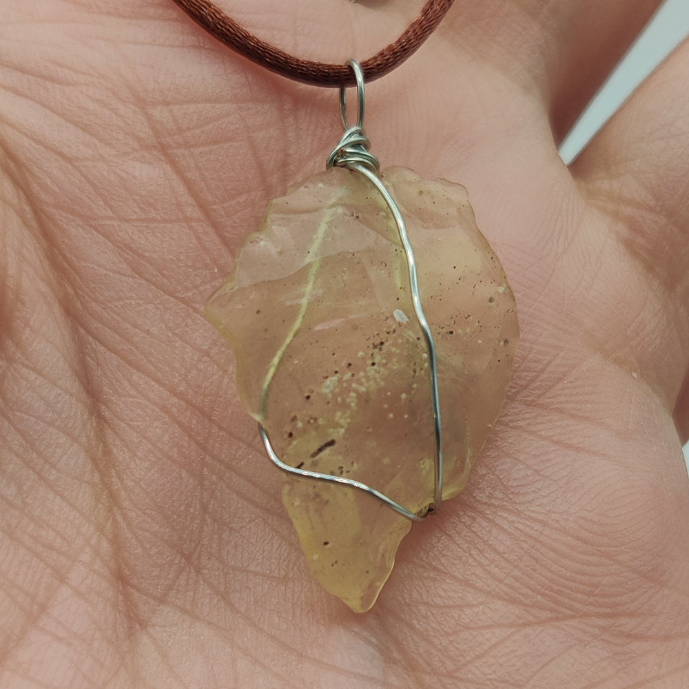 Cristal líbico colgante (Tectita)