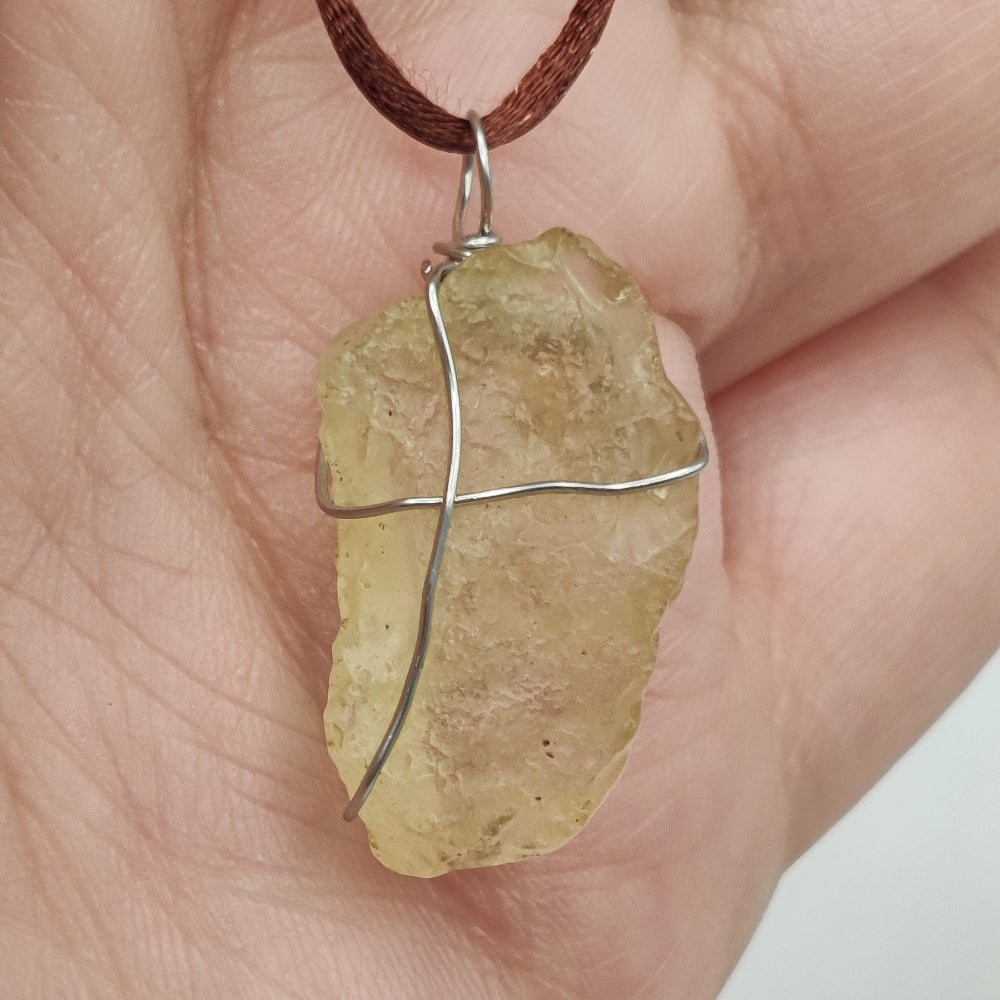 Cristal líbico colgante (Tectita)