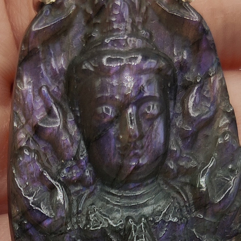 Buda colgante en Labradorita violeta