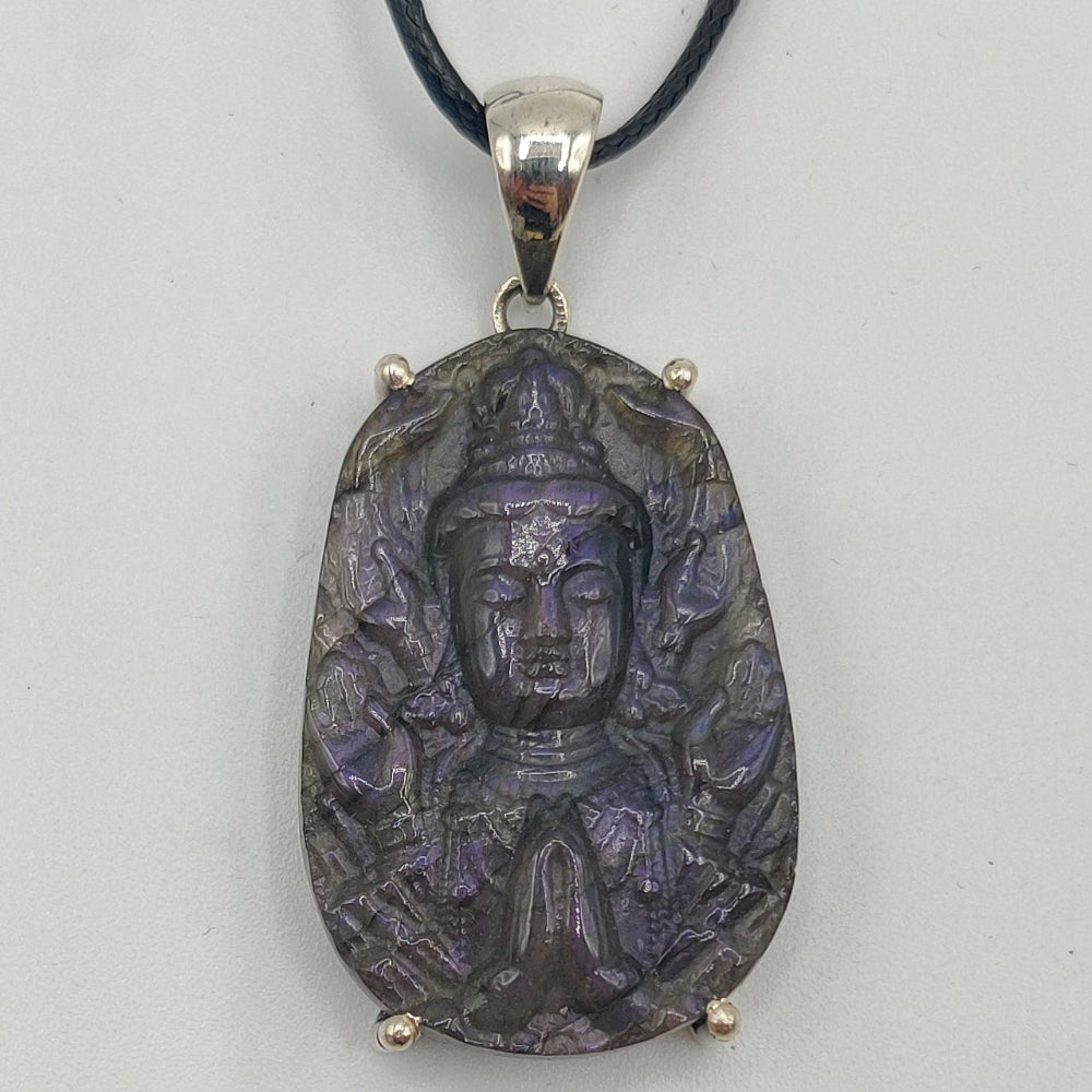 Buda colgante en Labradorita violeta
