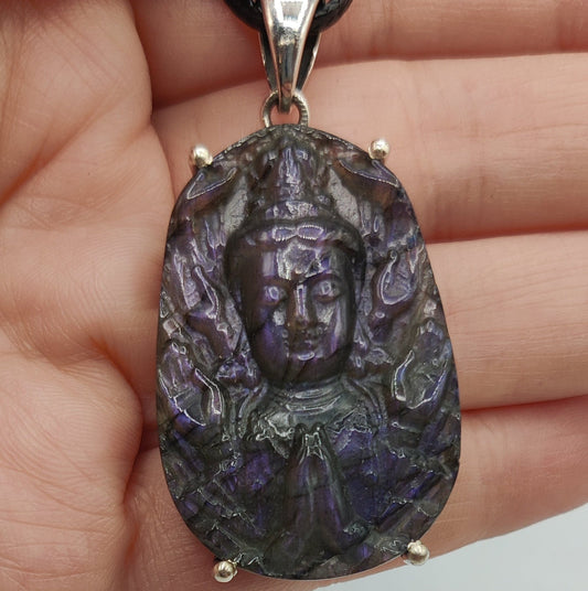 Buda colgante en Labradorita violeta