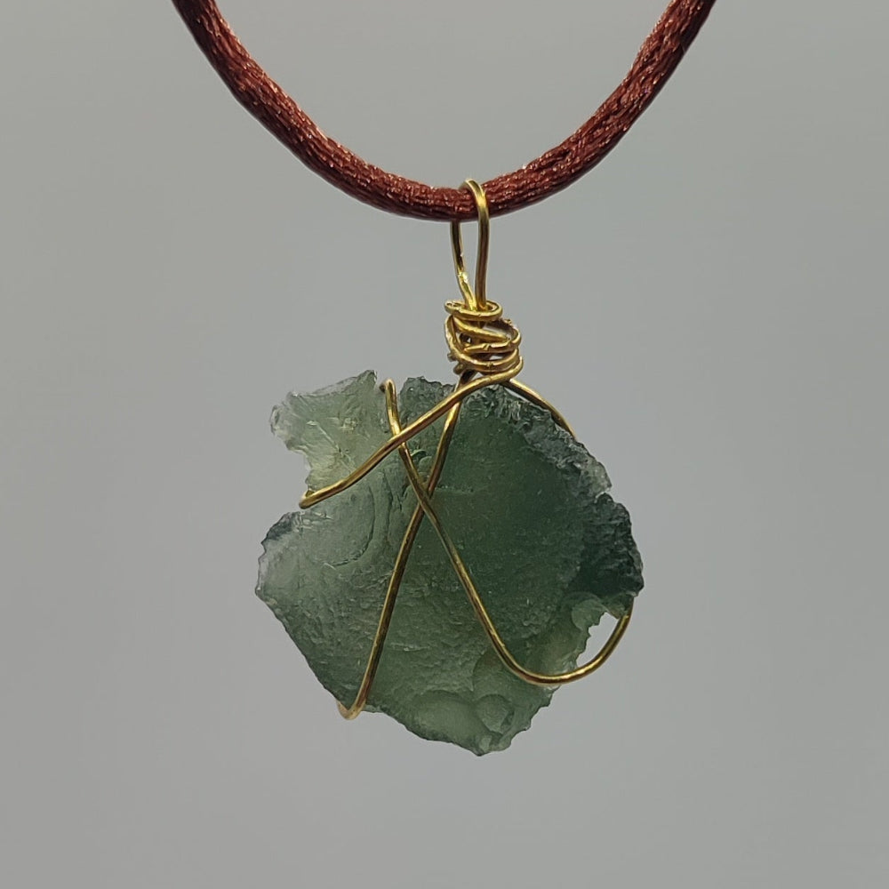 Moldavita colgante (Tectita)
