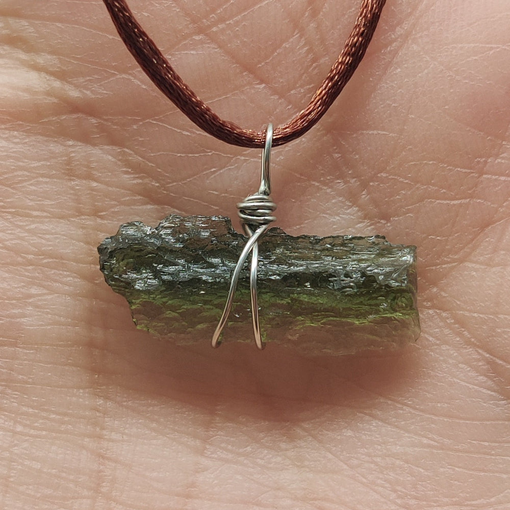 Moldavita colgante (Tectita)