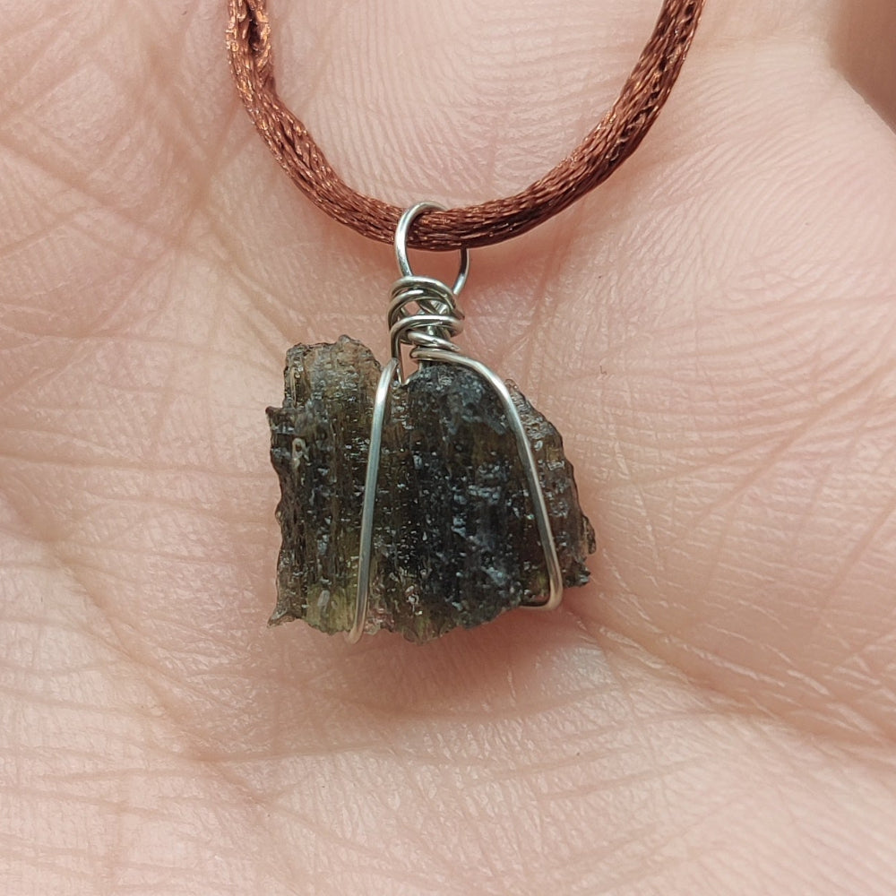 Moldavita colgante (Tectita)