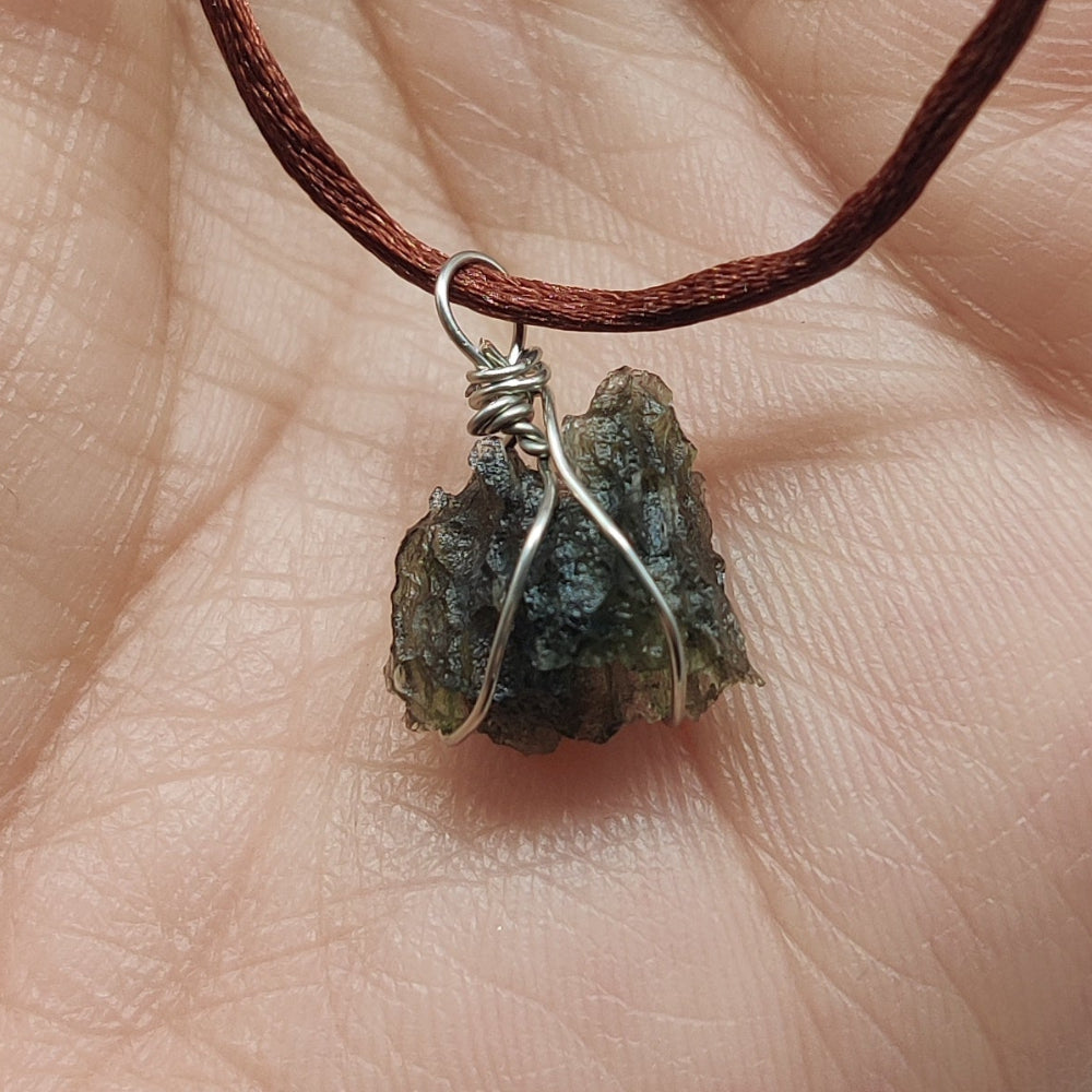 Moldavita colgante (Tectita)