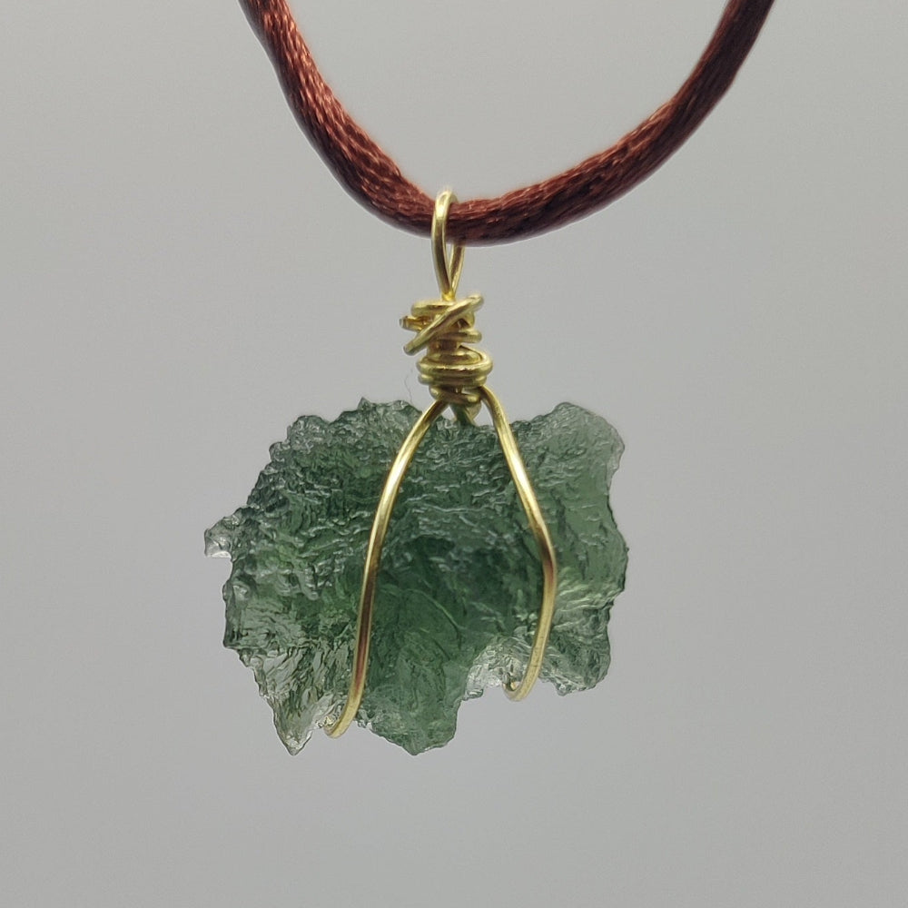 Moldavita colgante (Tectita)
